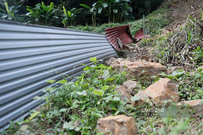 Hang rao bang ton duoc bao quanh khu vuc nguy hiem truoc khi xu ly vet nut. Anh: Quang Dat