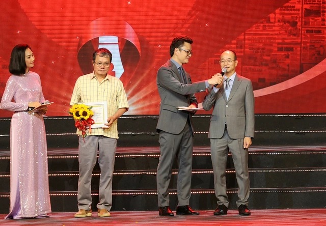 PGS.TS.BS. Do Duy Cuong, Vien truong Vien Y hoc Nhiet doi Bach Mai (ngoai cung ben phai) va BS. Truong Huu Khanh - Benh vien Nhi dong 1 TP. Ho Chi Minh (thu 3 tu phai sang) - hai nhan vat trong tac pham dat Nhat chia se cam xuc tai Le Trao giai. Anh: Bo Y te