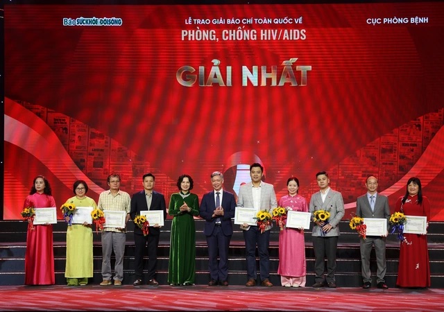 Associate Professor, Dr. Nguyen Thi Lien Huong, Deputy Minister of Health, went on stage to present awards to the authors and works that won the First Prize of the National Press Award for HIV/AIDS prevention and control. Photo: Ministry of Health