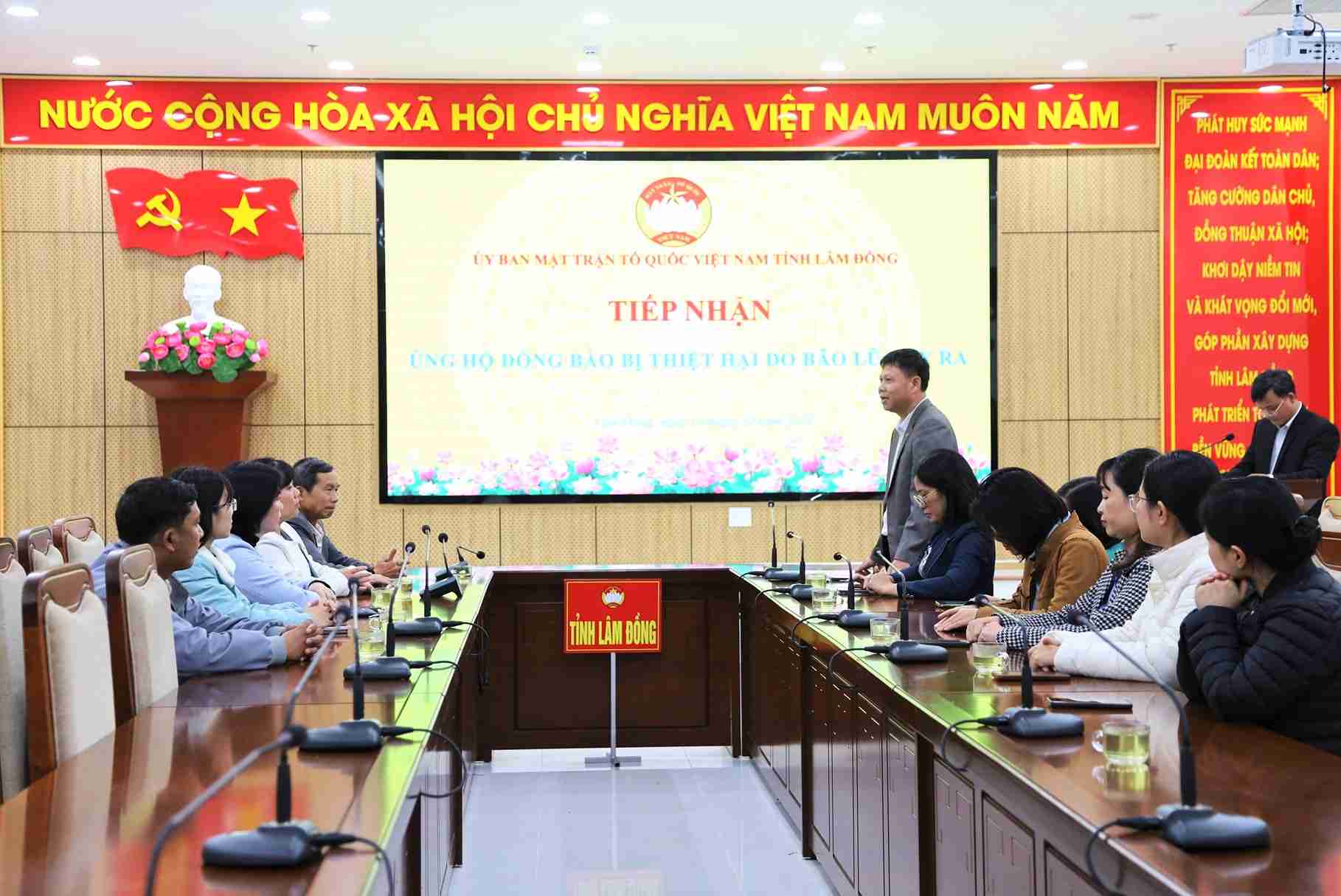 Uy ban MTTQ Viet Nam tinh Lam Dong to chuc tiep nhan ho tro cua cac doanh nghiep dong gop giup dong bao vung lu. Anh: Phuc Khanh