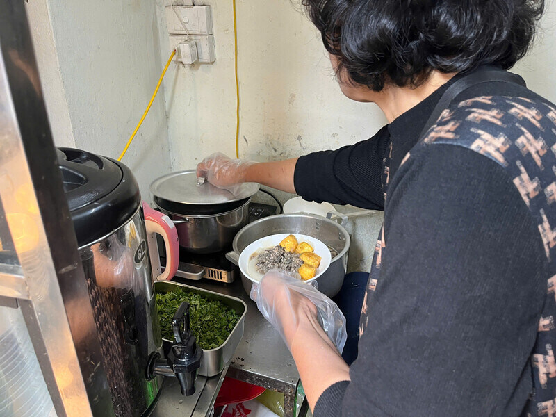 Cong doan nau banh duc ton nhieu thoi gian de canh lua va phai khuay that deu tay. Ảnh: Tuong Vy