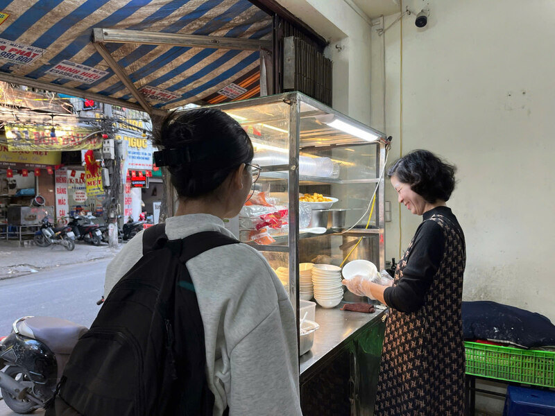 Nhieu khach quen va cac ban tre van thuong xuyen ghe 42 Linh Nam, Hoang Mai, Ha Noi de thuong lai huong vi quen thuoc moi buoi chieu. Ảnh: Tuong Vy