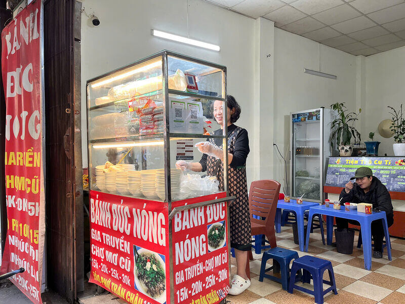 Quan co mo tu 14h00 - 20h00 moi ngay, ngoai banh duc co con ban them tao pho thom ngon phu hop hon voi nhieu lua tuoi. Ảnh: Tuong Vy