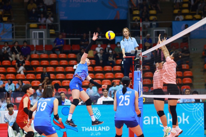 The Vietnam women's volleyball team entered the second match of the 33rd SEA Games today (December 11). Photo: Minh Dan