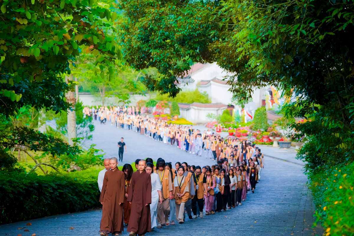 Estudiantes participan en un curso de meditacion en Yen Tu. Foto: Tung Lam