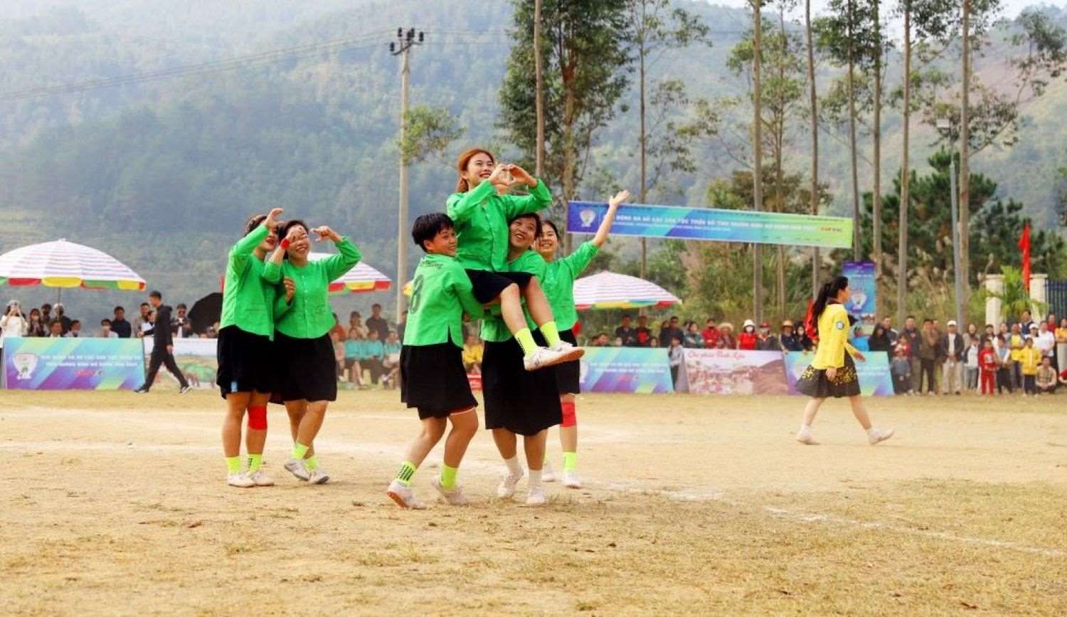 Các cô gái Tày của đội Lâm Thượng, Lào Cai. Ảnh: Hà Phong