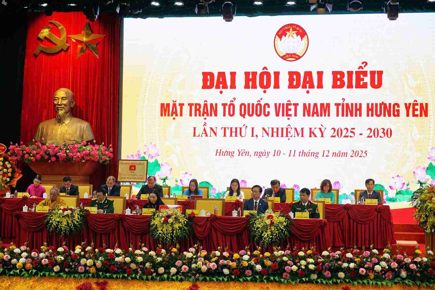 The Presidium chaired the morning session of the Congress. Photo: Mai Huong