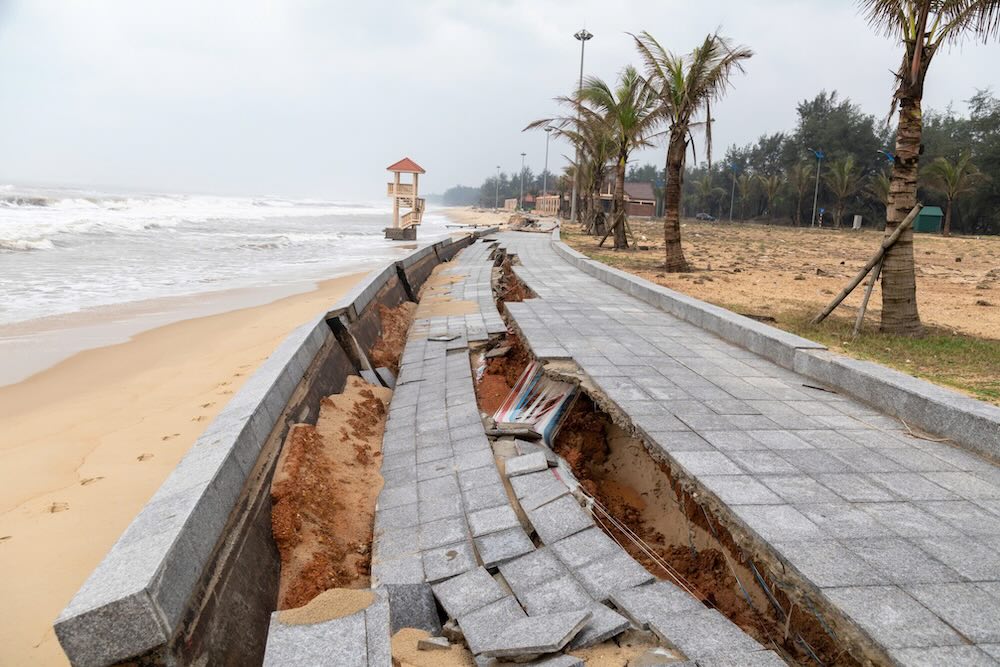 The 84 billion VND beach in Quang Tri has just been handed over, the embankment has been collapsed by waves. Photo: Hung Tho