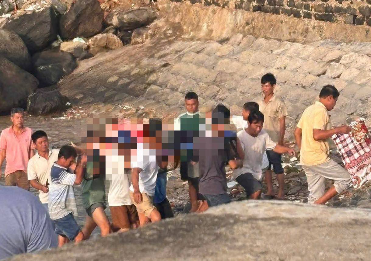 Thi the nan nhan duoc dua len bo. Anh: Nguoi dan cung cap