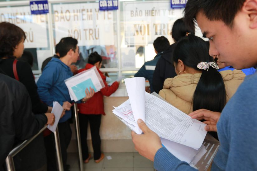 People waiting to pay hospital fees at Bach Mai Hospital (Hanoi). Photo: Hai Nguyen