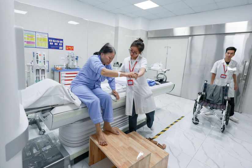 Benh nhan tap phuc hoi chuc nang. Anh: Hai Nguyen