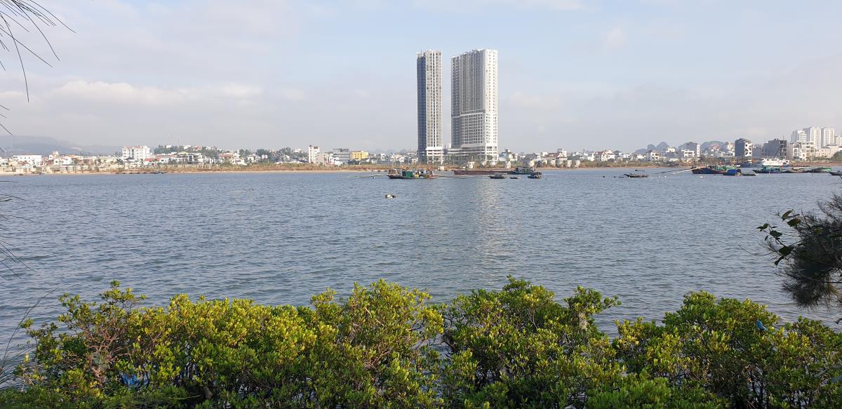 Quang Ninh se dau tu them 2 tuyen duong ven vinh Cua Luc. Anh: Nguyen Hung