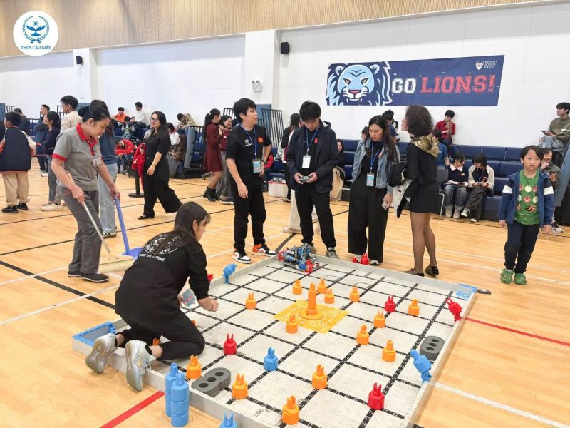 Doi SuperNova gianh Excellence Award - giai thuong cao nhat cua bang THCS va dung Nhi Teamwork. Anh: PVN 