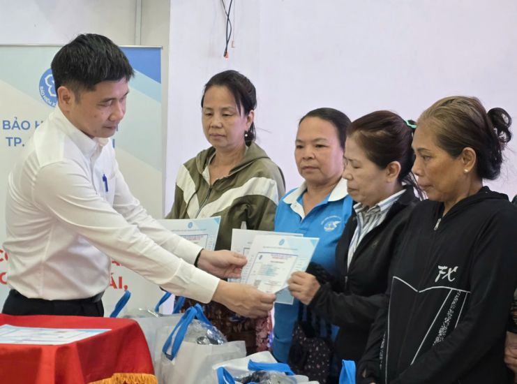 Mr. Tran Dung Ha - Deputy Director of Ho Chi Minh City Social Insurance - presented free health insurance cards to women in difficult circumstances. Photo: Nam Duong