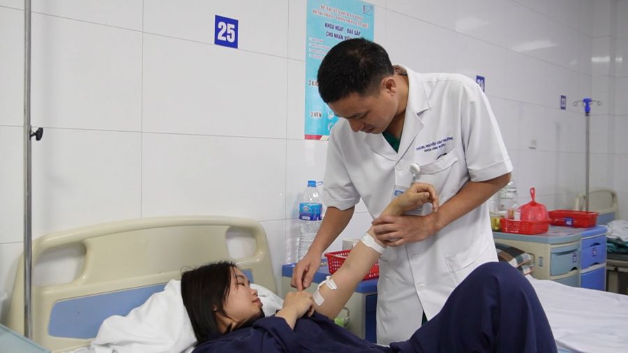 Master y doctor Nguyen Van Truong - Departamento de Oncologia del Hospital Thanh Nhan examinando y tratando a pacientes. Foto: Cao Thom