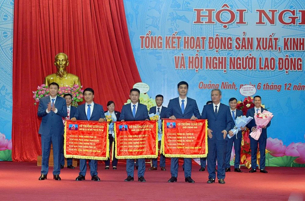 Giam doc va Cong doan Cong ty Than Nui Beo khen thuong cac tap the, ca nhan co thanh tich xuat sac. Anh: TKV