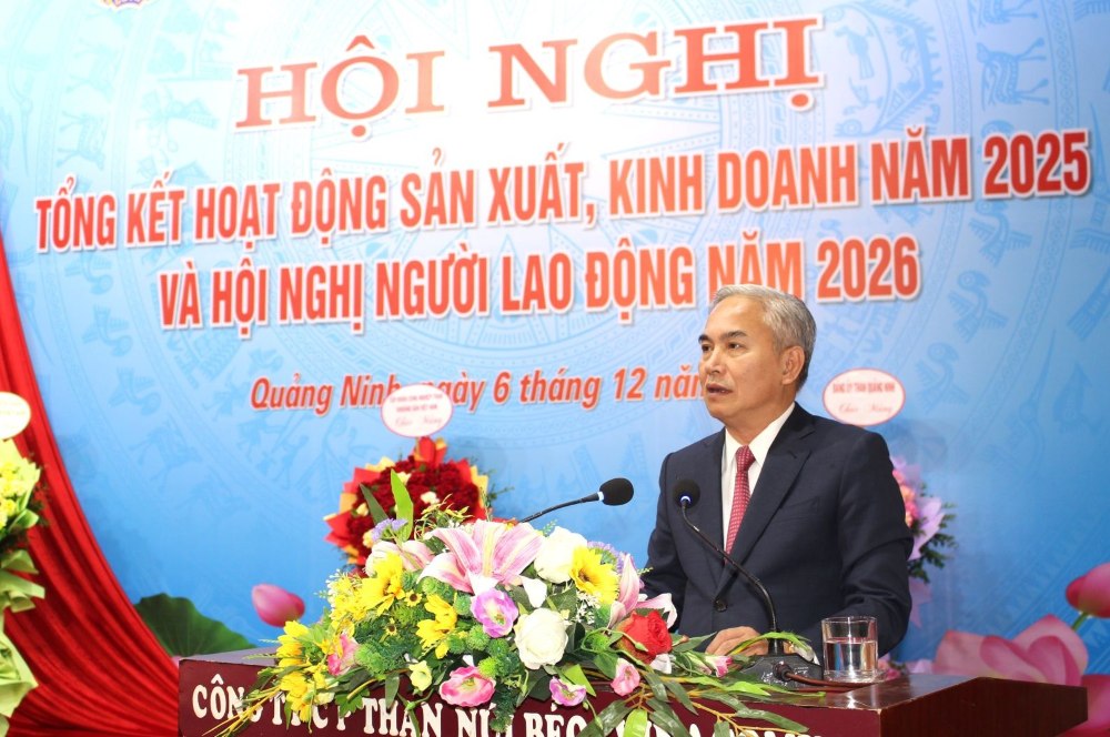 Le directeur general du groupe TKV, Vu Anh Tuan, a reconnu et salue les resultats et les realisations obtenus en 2025 par Than Nui Beo. Photo: TKV