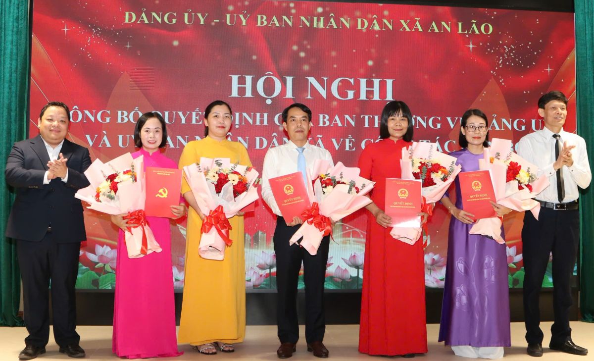 Leaders of An Lao commune, Hai Phong presented flowers and presented the decision on transfer and appointment. Photo: Viet Cuong