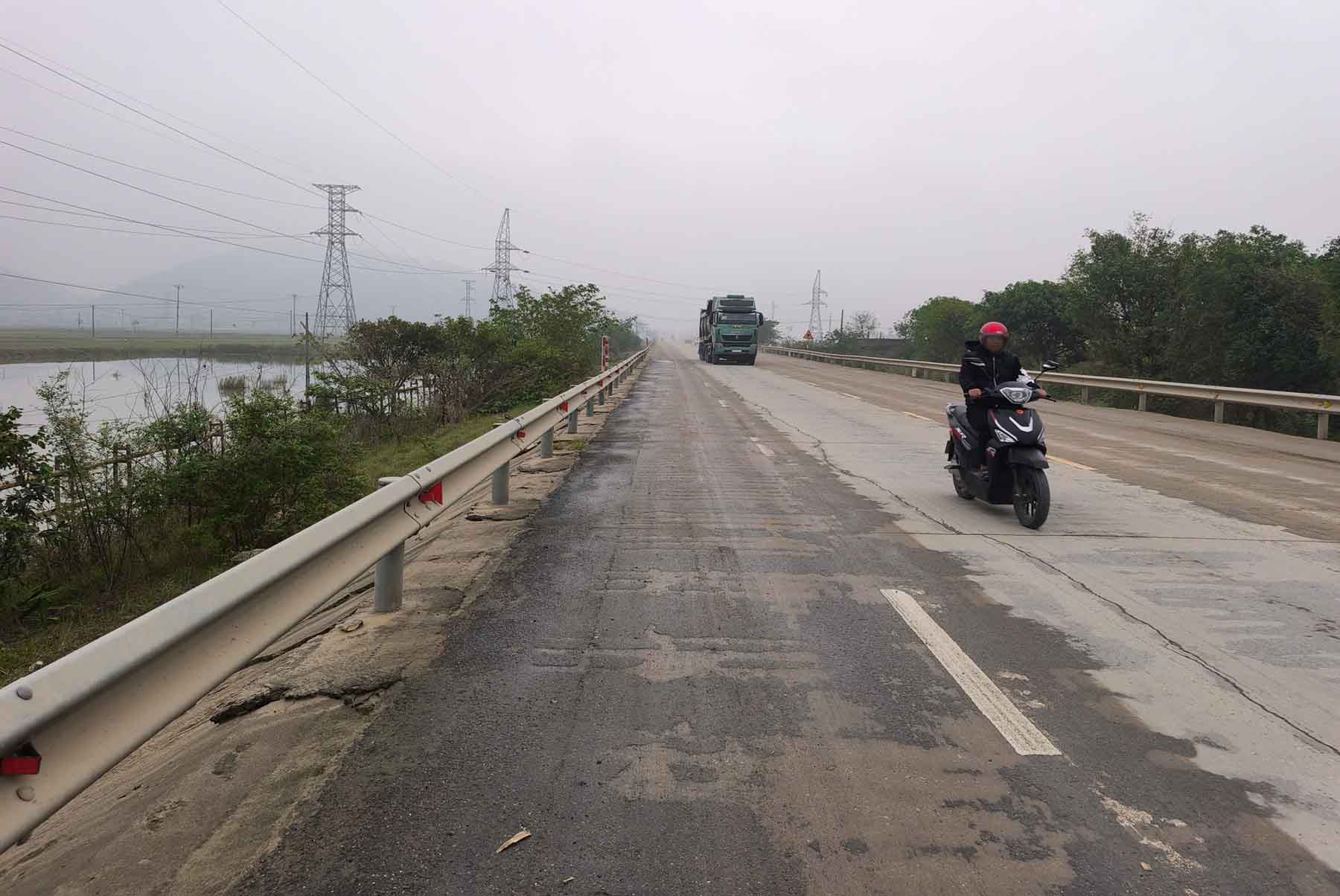 El tramo de la Carretera Nacional 1 cerca de la zona de los vertederos de arena ha sido rociado con agua limpiando la arena flotante causada por el camion que transportaba arena. Foto: Tran Tuan.