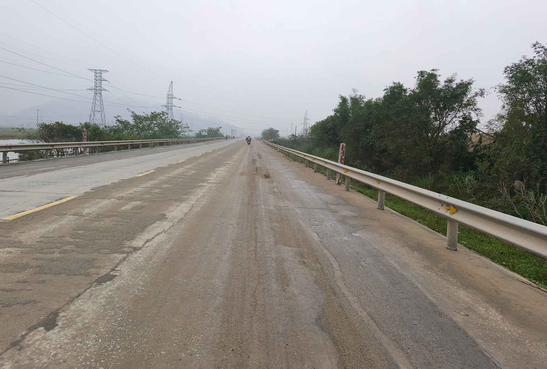 Cong tac khac phuc cat vuong vai tren duong da duoc thuc hien kha sach. Anh: Tran Tuan.