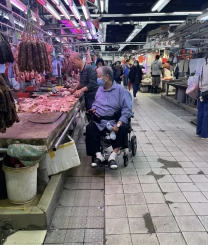 Hong Kim Bao nhieu lan bi bat gap phai ngoi xe lan. Anh: Weibo