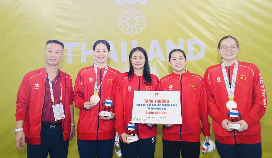 Cac kinh ngu duoc thuong nong sau khi gianh huy chuong dong SEA Games 33. Anh: Bui Luong