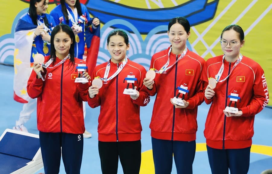The Vietnam women's swimming team won the bronze medal in the 4x100m freestyle relay at the 33rd SEA Games. Photo: Bui Luong