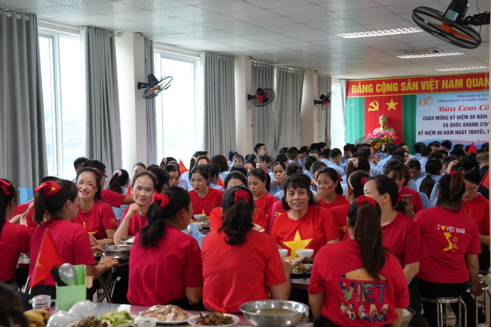 Union members and workers of Department H08 always enthusiastically respond to patriotic emulation movements launched by the Department's Trade Union. Photo: Quynh Chi