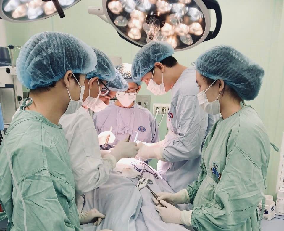 Successful surgery for large thyroid gland compressing the tracheal gland at K Hospital. Photo: BVCC