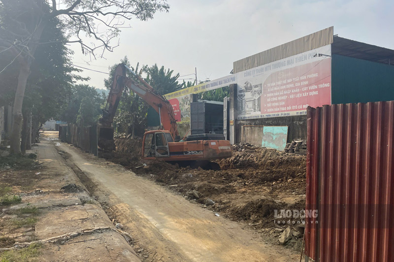 May moc thi cong he thong thoat nuoc tai phuong Cam Duong, tinh Lao Cai. Anh: Dinh Dai