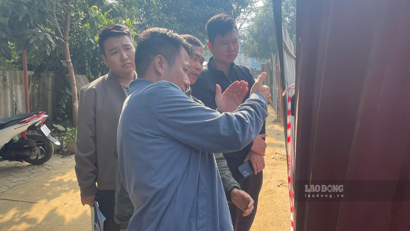 Cac don vi giai thich cho nguoi dan ve nhung van de con khuc mac. Anh: Dinh Dai