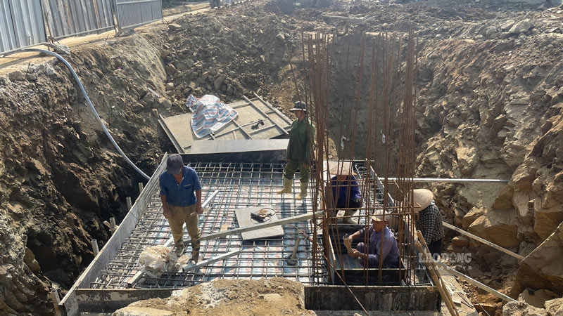 Loat cong to duoc lap dat giup giam nguy co ngap lut moi mua mua lu. Anh: Dinh Dai