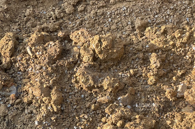 Duoi su chung kien cua nguoi dan va chu dau tu, don vi thi cong da dao mot doan cong len de xem lop da lot ben duoi. Anh: Dinh Dai