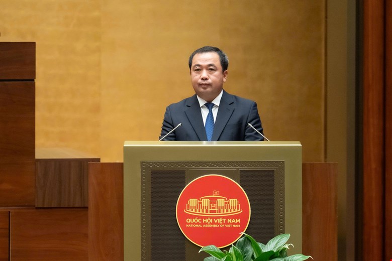 El Ministro de Agricultura y Medio Ambiente Tran Duc Thang informa explica asimila y rectifica el proyecto de Resolucion de la Asamblea Nacional que regula algunos mecanismos y politicas para eliminar dificultades y obstaculos en la organizacion de la aplicacion de la Ley de Tierras. Foto: Quochoi.vn