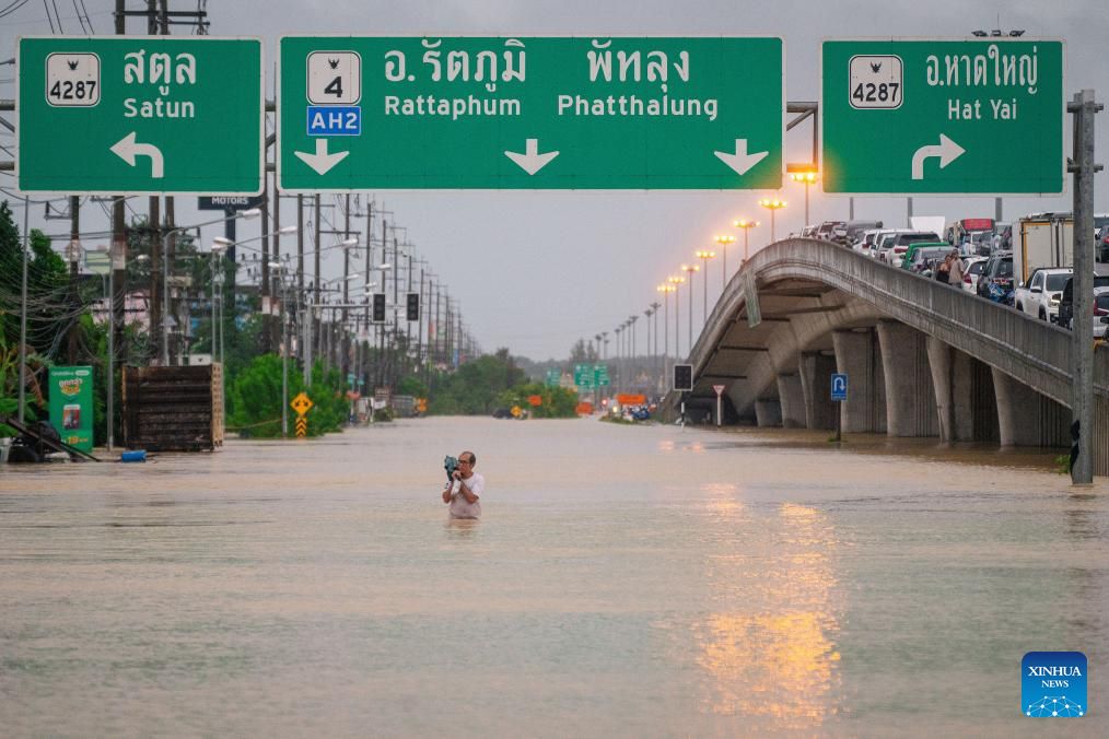 Thailand welcomed cold air with heavy rain in the context of severe flooding in the south at the end of November. Photo: Xinhua