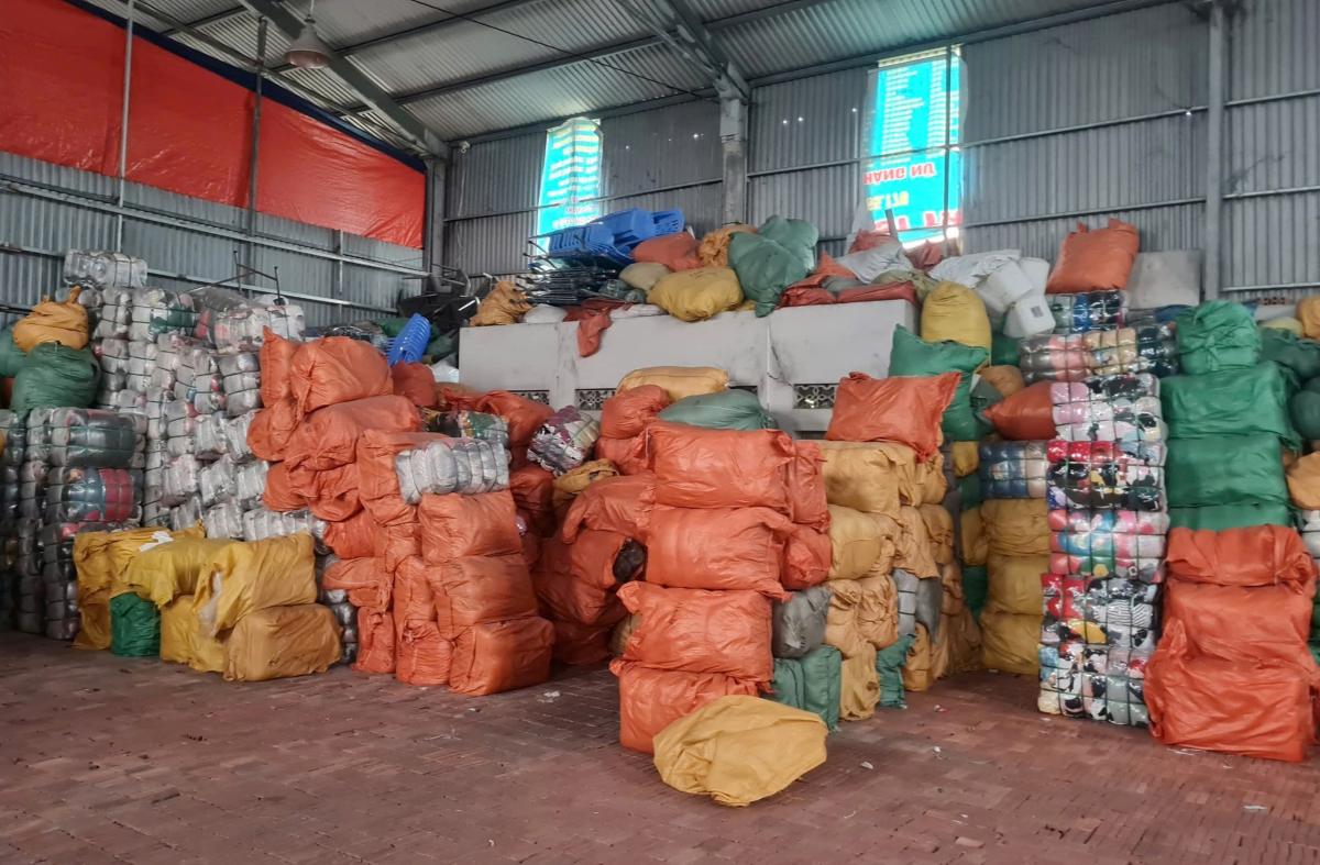 출처 불명의 상품이 들어 있는 창고 응우옌 티 엔 여사의 출처 칸막이 키엔안 칸막이 하이퐁. 사진: 하이퐁시 공안