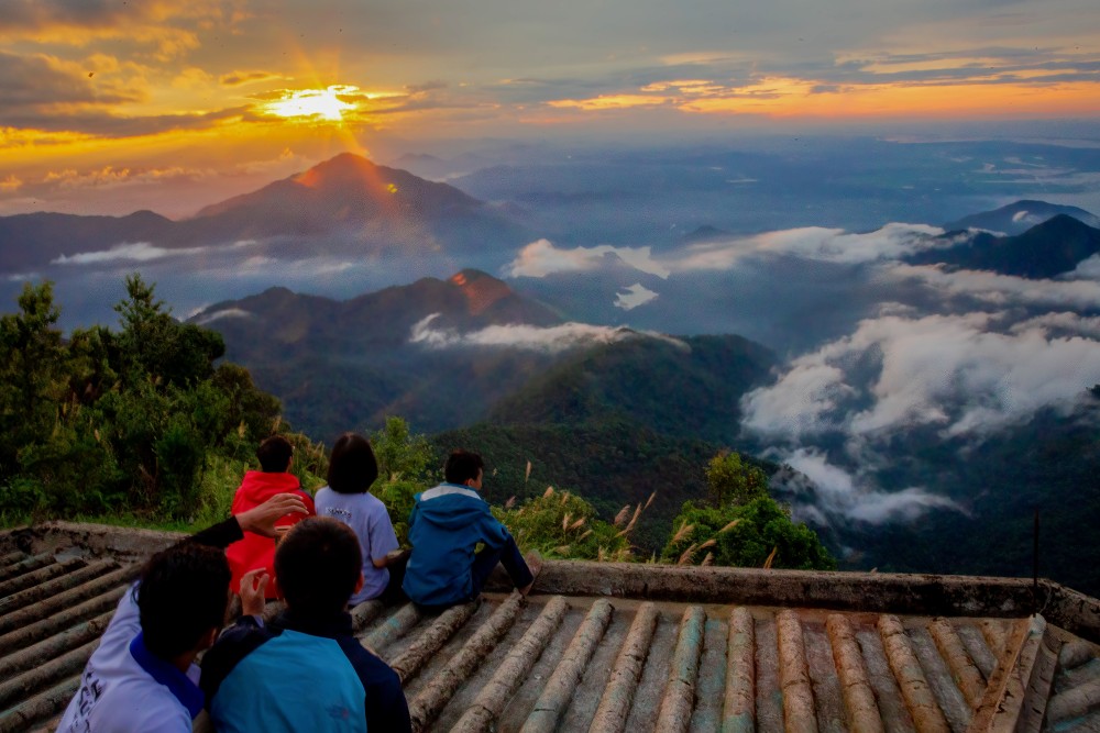 북쯔엉선산맥의 남쪽 끝자락에 위치한 백마국립공원은 낮은 산에서 해발 1,712m가 넘는 고산지대까지 다양한 지형을 자랑합니다. 사진: BachMaNP@