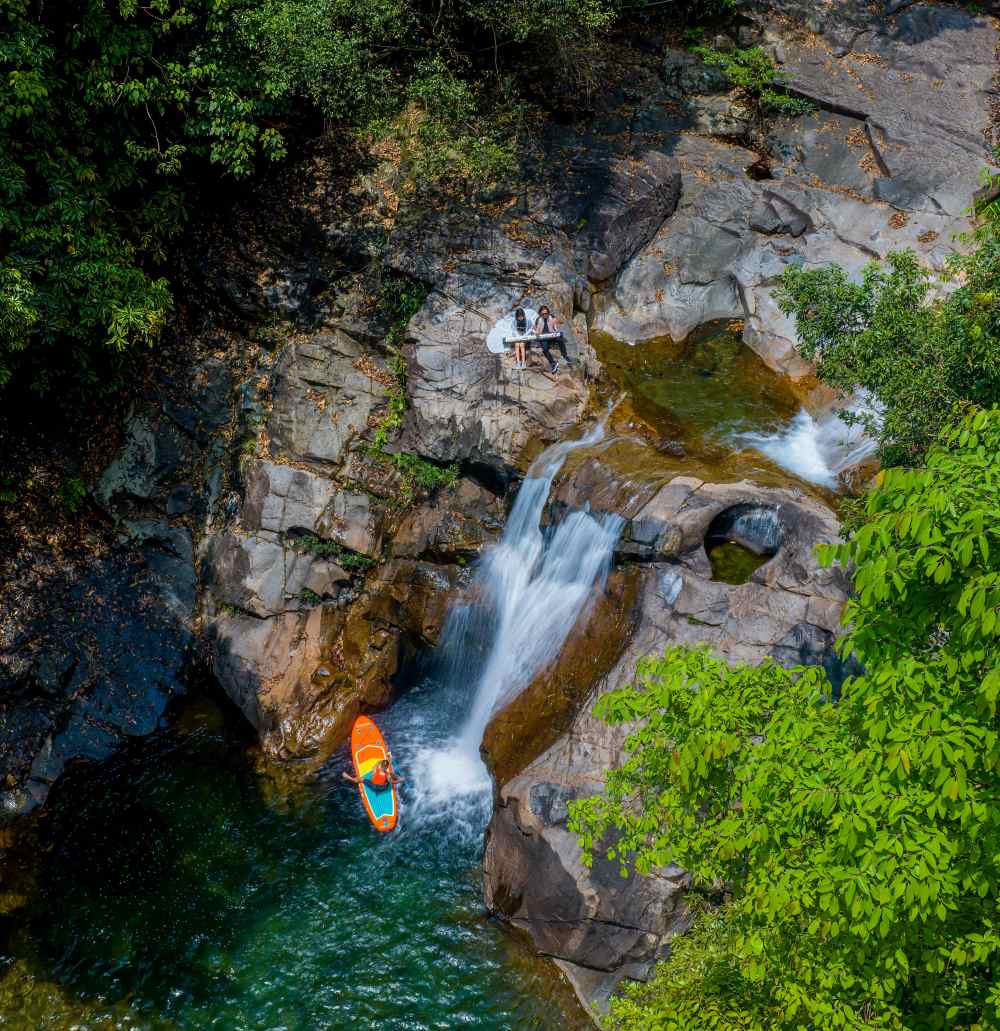 최근 꽝닌에서 개최된 제8회 아세안 문화유산공원 회의에서 바흐마 국립공원은 쑤언투이 국립공원, 푸맛 국립공원, 꼰다오 국립공원, 동나이 문화자연보호구역과 함께 조직위원회로부터 아세안 문화유산공원 인증서를 받았습니다. 사진: BachMaNP@