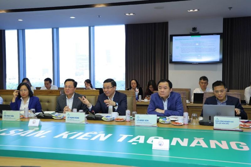 Lanh dao Tap doan trao doi ve cac dinh huong chien luoc. Anh: PVN