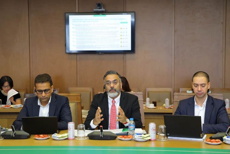 Dai dien BCG phan tich cac de xuat chien luoc. Anh: PVN