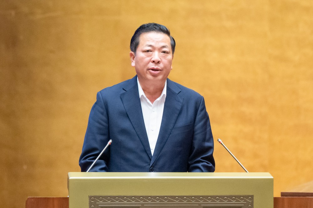 Bo truong Bo Xay dung Tran Hong Minh bao cao giai trinh, tiep thu, chinh ly du thao Nghi quyet cua Quoc hoi ve chu truong dau tu du an dau tu xay dung san bay Gia Binh. Anh: Pham Dong