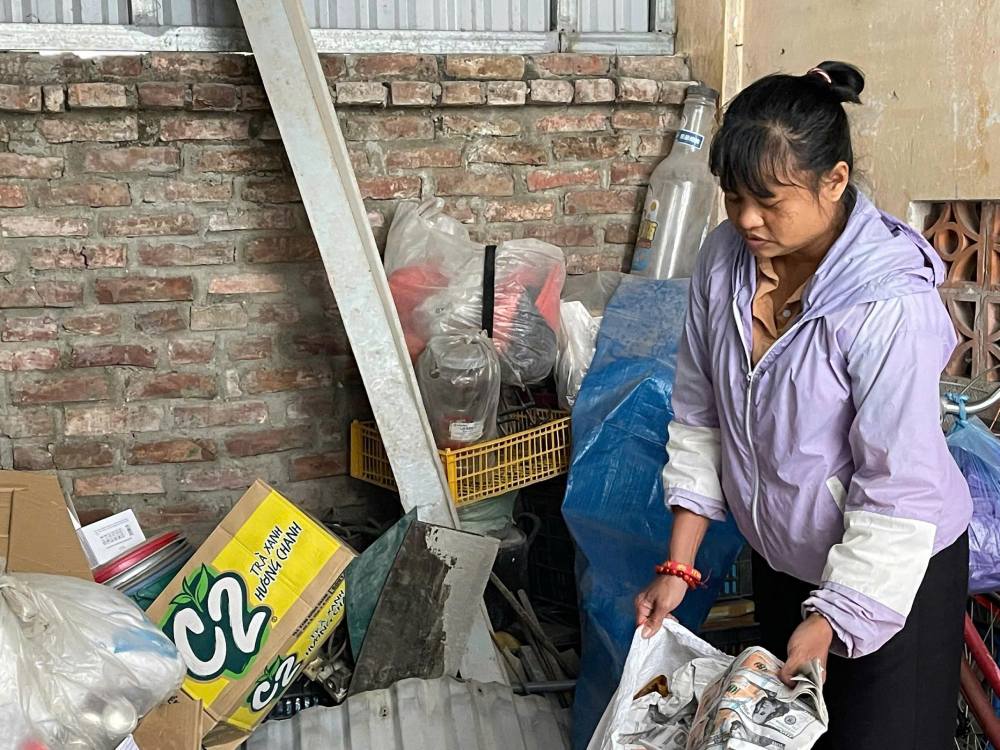 On days when no one hired him to work, Mrs. Tho collected the broken rice to raise the orphan. Photo: Quynh Chi
