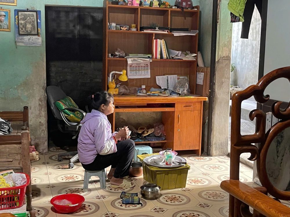 Ba Tho buon ba khi nghi den tuong lai dua chau mo coi... Anh: Quynh Chi