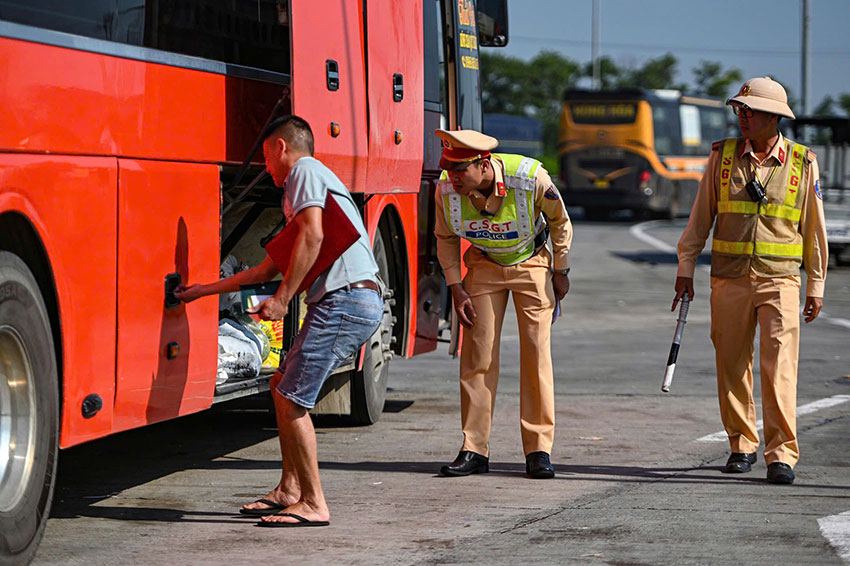 Inspection of passenger vehicles on the expressway will be increased. Photo: V. Tuan