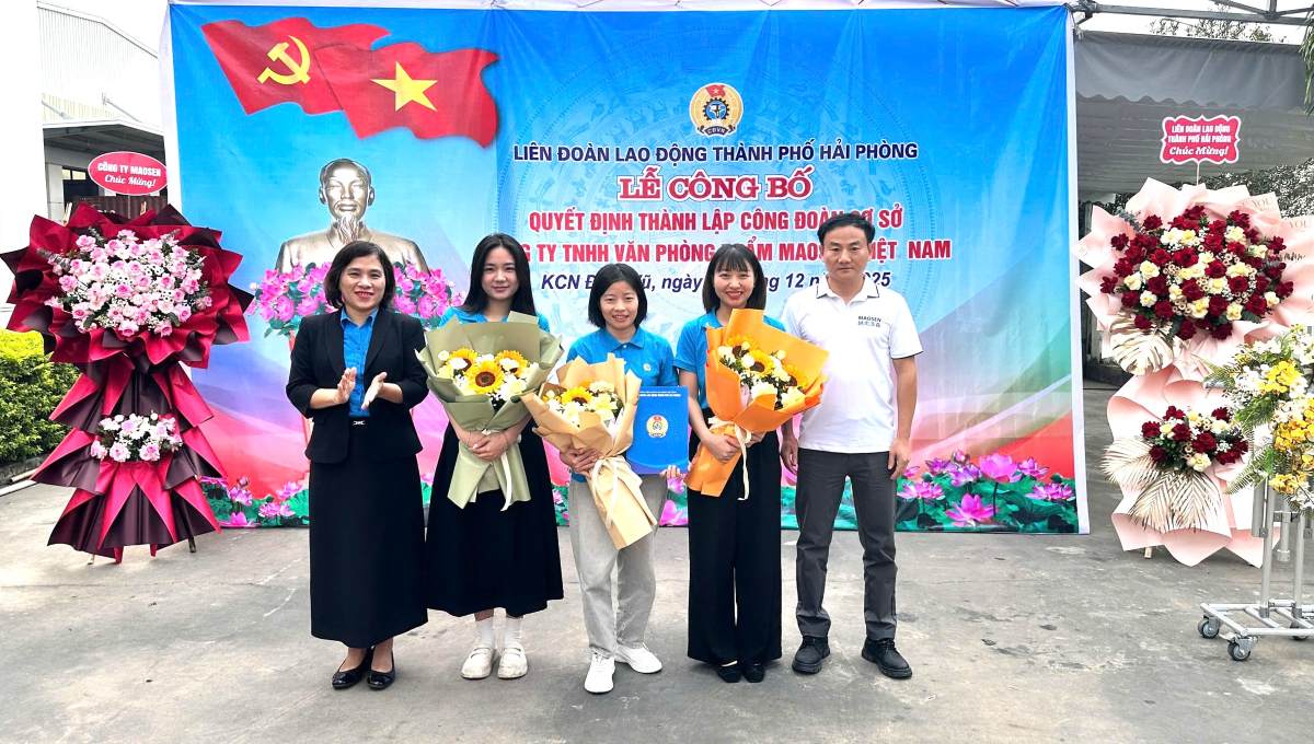 The representative of the Industrial Park Trade Union sent flowers to wish the Executive Committee of the Trade Union of Maosen Vietnam Food Company Limited. Photo: Hai Phong Trade Union