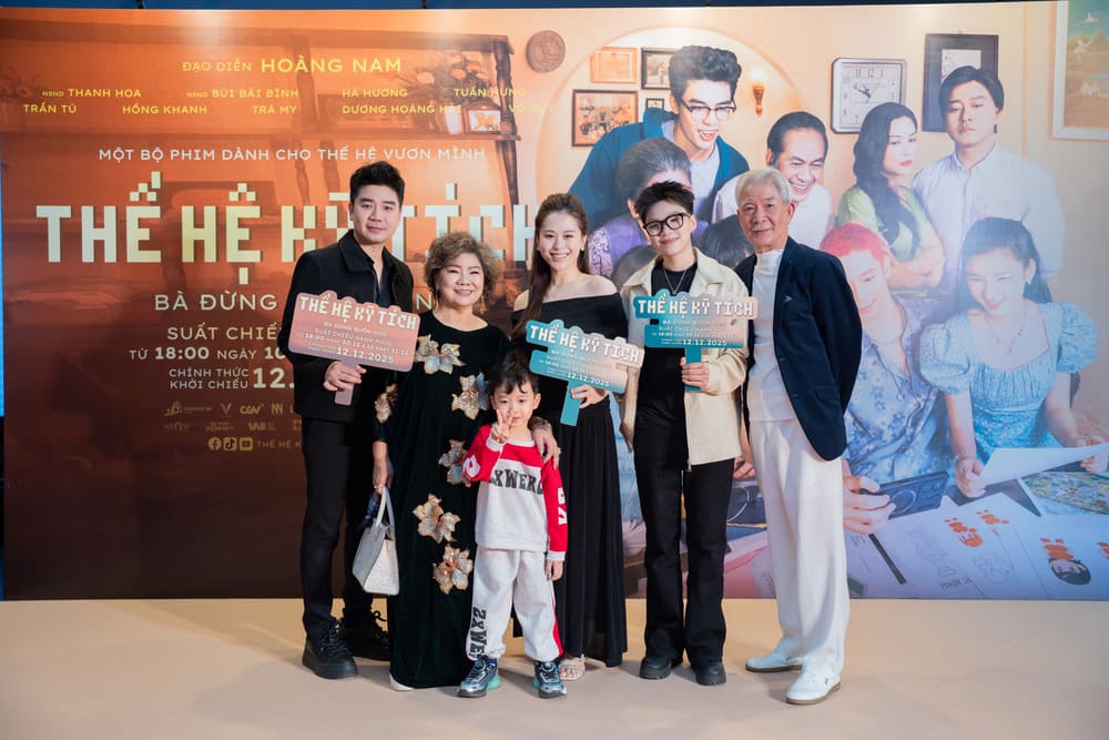 NSND Thanh Hoa duoc gia dinh den chuc mung khi lan dau tham gia vai