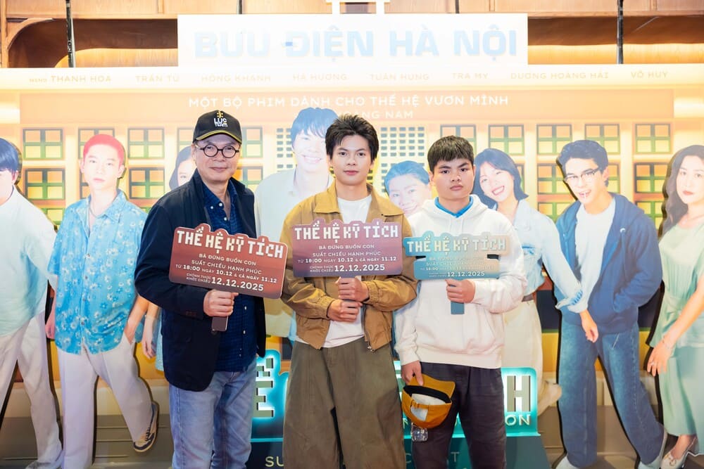 Meritorious Artist Tran Luc came to support his son Tran Tu (middle) in the release of the movie "The miracle generation". Photo: Character provided