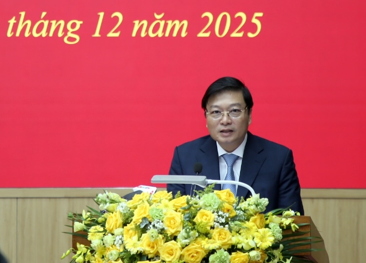 꽝찌성 인민위원회 위원장은 향후 도시 산업 및 서비스 개발에 중점을 두는 목표를 설정했습니다. 사진: Cong Sang