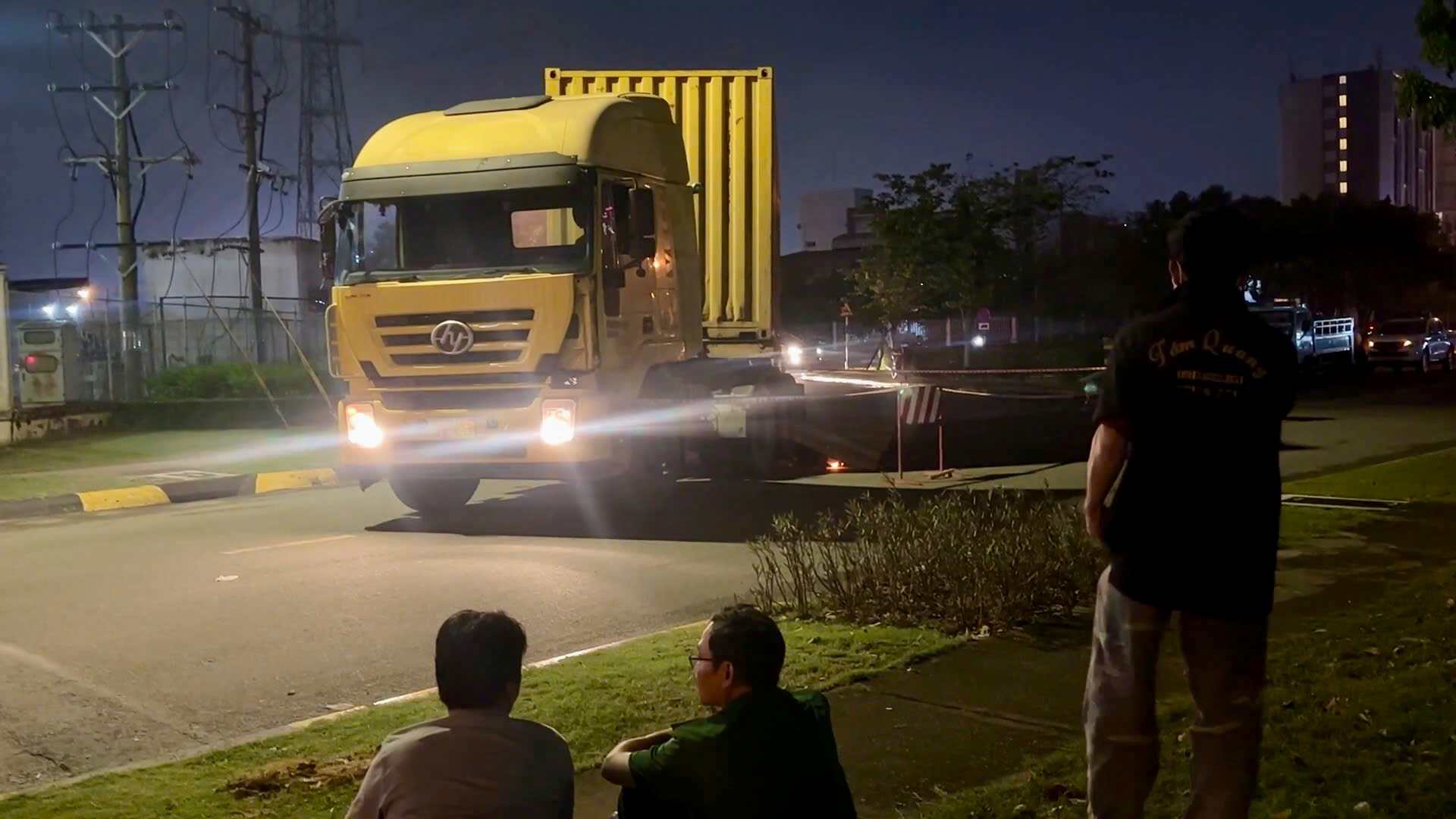 오토바이 및 컨테이너 사고 현장. 사진: Dinh Trong