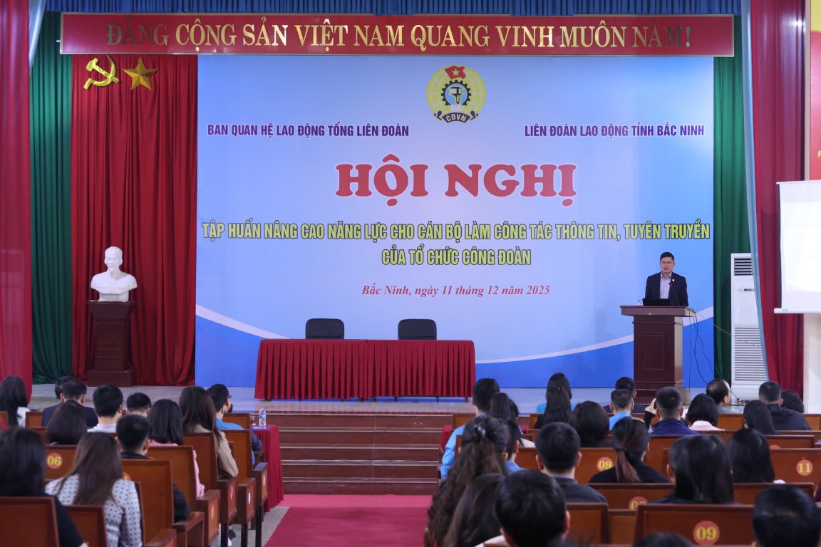Mr. Nguyen Manh Kien - Member of the Executive Committee, Deputy Head of the Labor Relations Department of the Vietnam General Confederation of Labor presented the training content to grassroots union officials. Photo: Quyet Chien